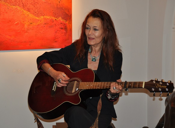 Jutta König gestaltete bei der Vernissage von Cornelia Asal den musikalischen Rahmen (Gitarre und Gesang)