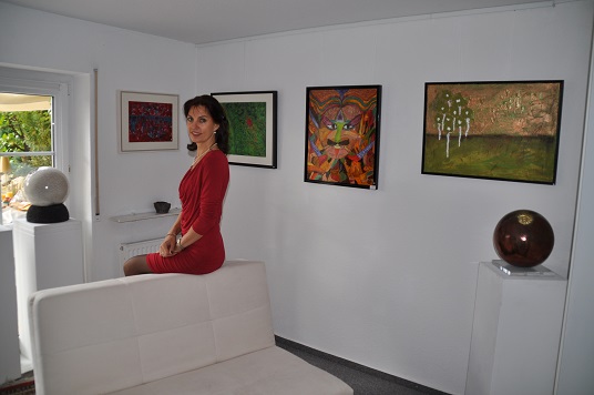 Cornelia Asal in der Gemäldeausstellung in der Galerie am Waldeck