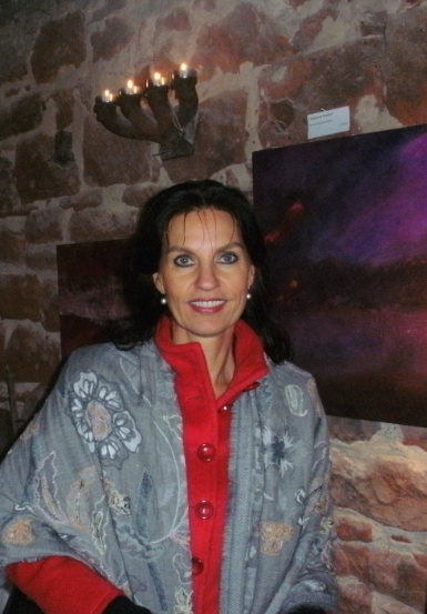 Cornelia Asal präsentiert ihre Gemälde in der Kulturscheune Nikolaushof